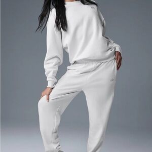 Alo Yoga White SET sweats & crew ! Size small.
